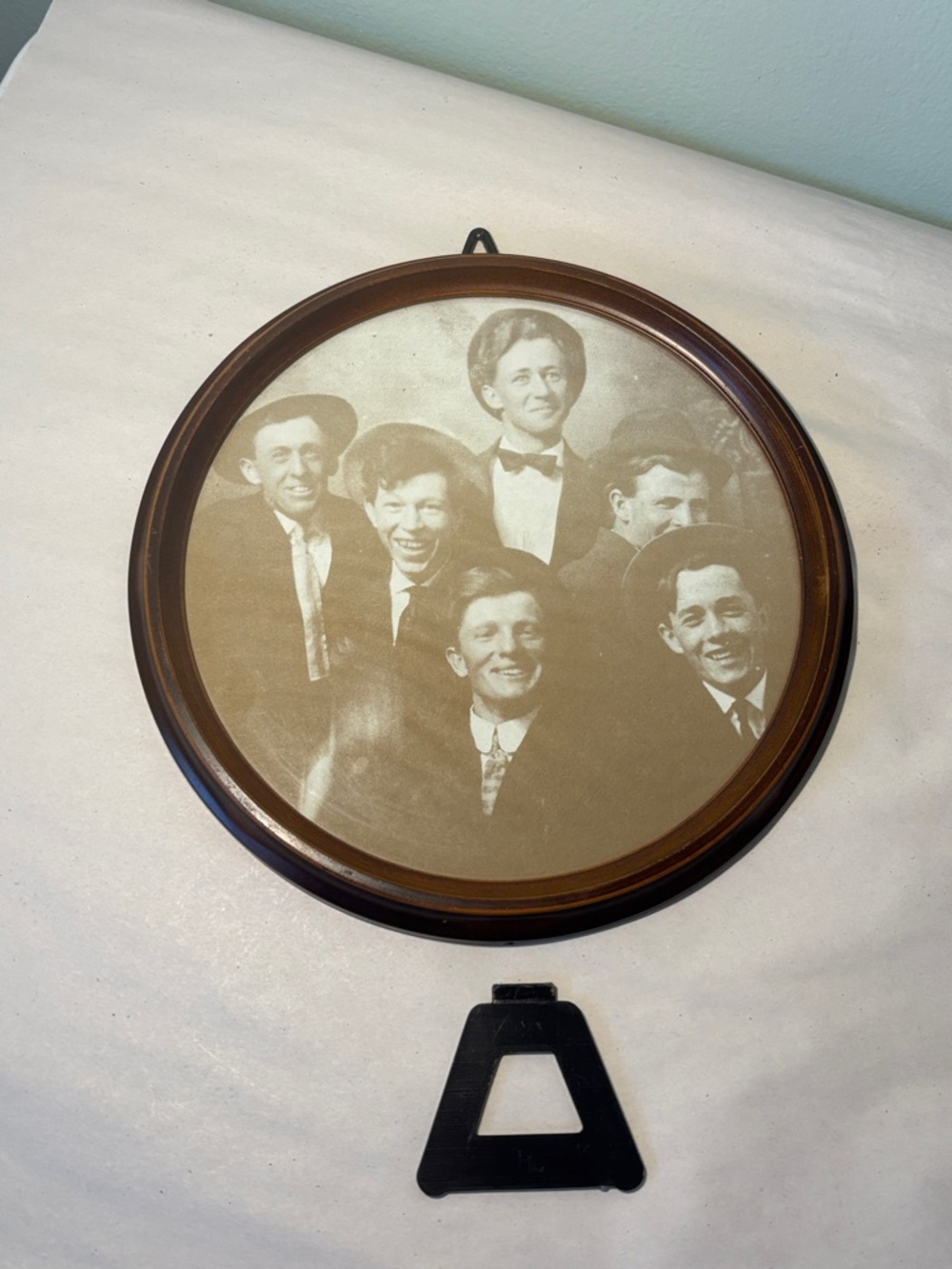 Round Hard Plastic Vintage Photo Frame - Picture 8 of 10